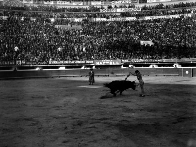 Alberto balderas coloca un par de banderillas