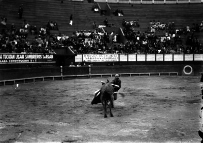 Simón Cárdenas durante una corrida pone banderillas disfrazado de Don Catarino