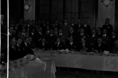 Manuel Jiménez durante un banquete, retrato de grupo