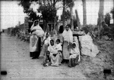 Mujeres y niños indígenas a la orilla de un camino