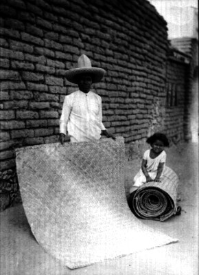 Vendedores de petates en una calle