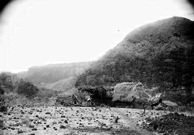 Jacales al pie de un cerro