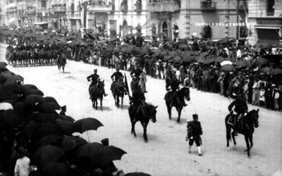 Caballería desfila por una calle