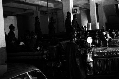 Bomberos abordo de sus carros en el interior de la estación