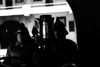 Bomberos abordo de un camión