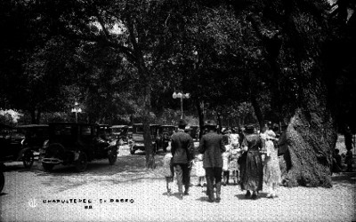 Gente en una calle de "CHAPULTEPEC"