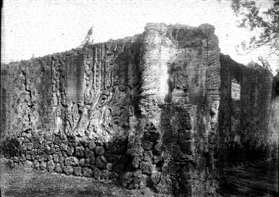 Nicho y cerca de piedra con alto relieve, en el exconvento de Churubusco