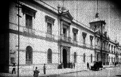 Vida cotidiana afuera del Palacio de Gobierno