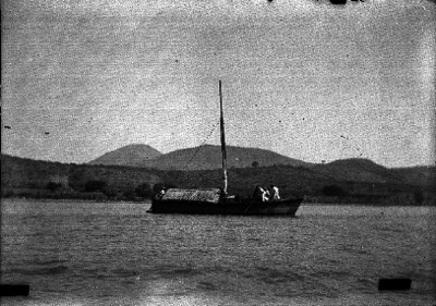 Indígenas reman sobre el lago en Ocotlán