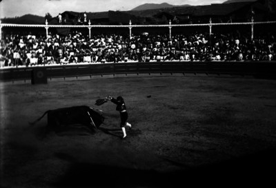 Torero antes de clavar banderillas durante corrida