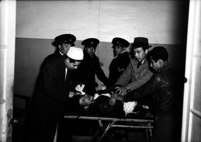 Médico realiza curaciones a un hombre