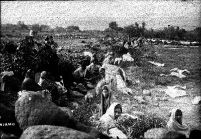 Mujeres lavan a la orilla de un río