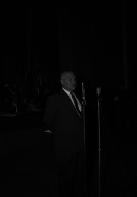 Hombre pronuncia un discurso