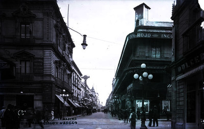 Personas transitan por la "Avenida Francisco I. Madero"