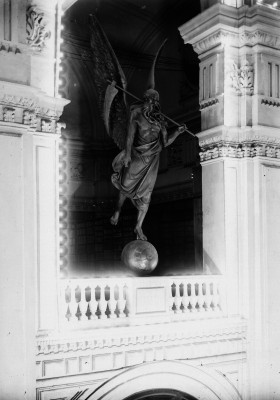 Símbolo de la muerte y tiempo en una biblioteca pública