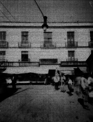 Edificio comercial y puestos en la calle Capuchinos, hoy Venustiano Carranza