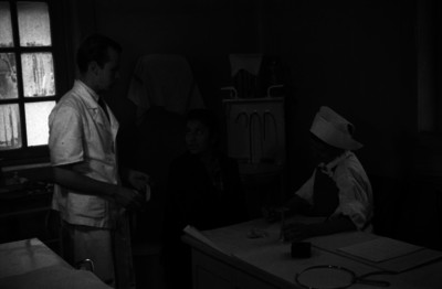 Mujer durante una consulta médica en hospital
