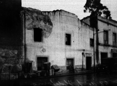 Casa deteriorada con el N° 68 en la calle de San Idelfonso