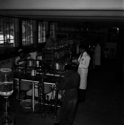 Personal médico realiza experimentos en una laboratorio de química