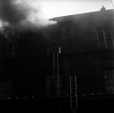 Bomberos intentan controlar el incendio de los Almacenes Blanco