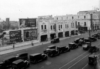 Edificios comerciales sobre la avenida Juárez, y carros transitan por la misma