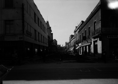 Hombres trabajan en el callejón de Dolores por la avenida Juárez, vista general
