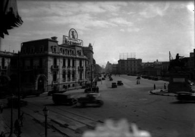 Edificios comerciales y casas habitación en la avenida Juárez esquina con Rosales