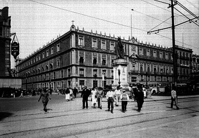 Edificio de Monte de Piedad sobre 5 de Mayo y Plaza de la Constitución, fachada