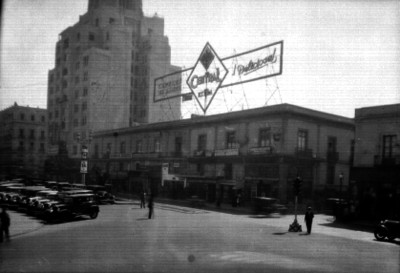 Edificio nieto y comercios sobre la avenida San Juan de Letran