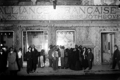 Personas fuera del Club Alianza Francesa