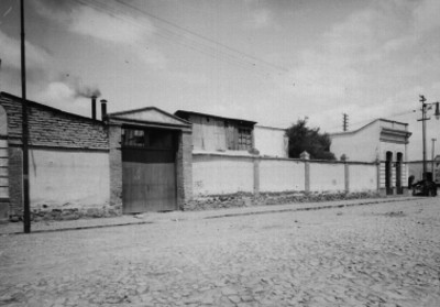 Barda de una casa habitación en la calle Héroes de Nacozari No. 32 de la cd. de México