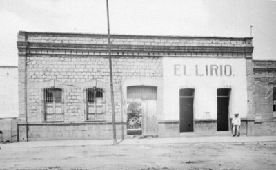 Tienda El Lirio en una casa sobre la calle Héroes de Nacozari No. 42 de la cd. de México