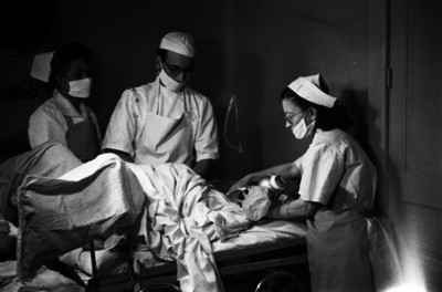 Enfermera da oxigeno a mujer