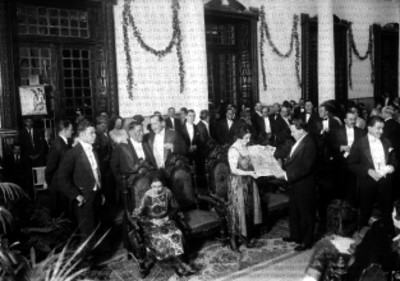 Alonso Romero, presidente municipal entregando el pergamino que declaro (La Iris como) 'Hija predilecta de México'
