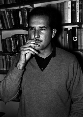 Carlos Fuentes en una biblioteca