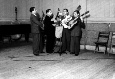 Cuarteto musical frente a los micrófonos de la XEB