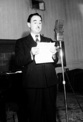Locutor frente al micrófono de una radiodifusora