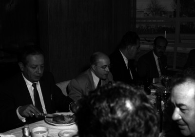 Hombres comen durante banquete
