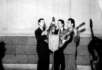 Trio interpretando melodia frente a los micrófonos de la XEB