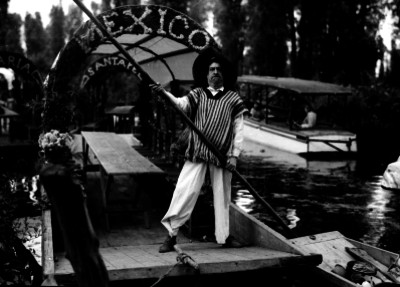 Leopoldo Beristain representando al operador de una trajinera en Xochimilco, durante una escena de pelicula