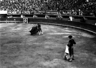 Valencia realizando un pase en redondo, durante una corrida en el Toreo