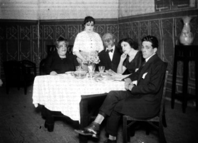 Elena Ureña, R. Beltri y actrores representanto una obra teatral