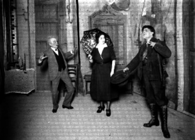 Julio Taaboada junto a dos actores realizando una escena teatral