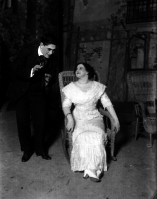 María Luisa Villegas conversando con Ricardo Montes, durante una actuación teatral