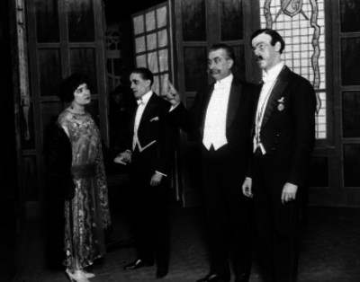 Eduardo Vivas con actores representando una escena teatral