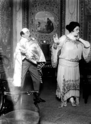 Virginia Fábregas y actor en una escena teatral