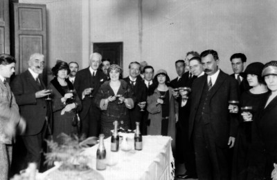 Esperanza Iris acompañada por José Reynoso, embajador de España y otras personas en un brindis