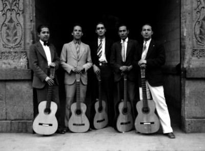 Quinteto en las afueras del edificio del periódico La Prensa