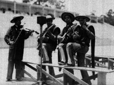 Cuarteto de música vernácula en un estadio