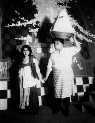 Guadalupe Rivas Cacho y Roberto Soto, en una escena teatral